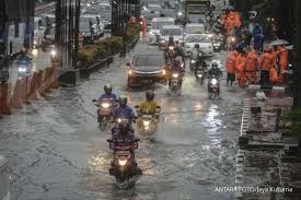 Mobil terendam banjir di jalan kemang raya, jakarta selatan, rabu, 1 januari 2020. Banjir Jakarta Di Awal 2020 Merupakan Yang Terparah Benarkah