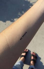 Be Brave Tatuagem Frase Minimalista Seja Corajoso Tatuagem De Valente Tatuagens Tatuagem Deus nos responde as principais perguntas da caminhada. be brave tatuagem frase minimalista