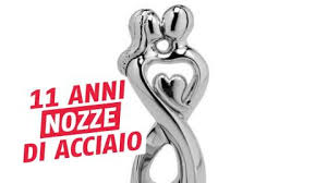 I 10 anni di matrimonio sono detti 'nozze di stagno' o 'nozze di alluminio', quindi in genere sono prediletti i regali per la casa: Idee Regalo Per Le Nozze Di Acciaio
