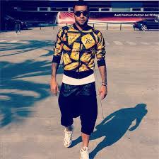 Na hora de fazer aquele passeio no jatinho particular o daniel alves perde de lavada. Daniel Alves Canta Mamonas Assassinas E Usa Roupa Extravagante Em Dia Epico De Sua Carreira