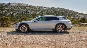 The porsche mission e cross turismo previewed the taycan cross turismo, and was presented at the 2018 geneva motor show. Porsche Taycan Cross Turismo Elektrischer Offroad Sport Kombi