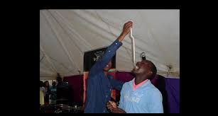 En afrique un homme a voulu jouer avec une vipère heurtante qui se baladait dans son jardin, un geste qu'il va vite regretter en voyant son bras se désintégrer après s'être fait mordre. Ce Pasteur Sud Africain Fait Manger Des Serpents Vivants Et Des Pierres A Ses Fideles Photos Afrikmag