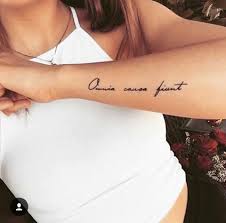 Omnia Causa Fiunt Everything Happens For A Reason Latin Tatuagens Femininas Delicadas Tatuagem Tatuagem Feminina