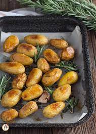 Qualora ci fossero delle patate novelle un po' più grandi tagliatele in modo che abbiano aggiungete le patate novelle e portatele a cottura fino a quando non avranno un bel colore ambrato. Patate Novelle Al Forno Contorno Facile Con Tutta La Buccia