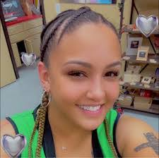 Desirae Daniels's Instagram, Twitter & Facebook