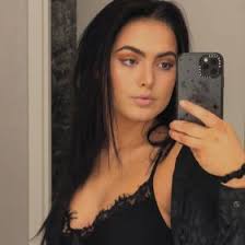 Alexis Vanhorn's Instagram, Twitter & Facebook