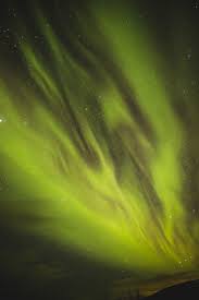 Sammelt informationen über die beste reisezeit und erfahrt, wo ihr die nordlichter in norwegen am besten beobachten könnt. Polarlichter In Island Mit Sternenhimmel Polarlichter Licht Nordlichter