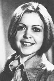 Она окончила щукинское училище и работала на студии «мосфильм». Yynvmoievidhgm