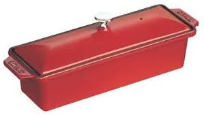 Staubinin valurautavuoka on oiva kastikkeiden, keittojen ja patojen laittoon ja kaunis vuoka toimii hyvin myös tarjoiluastiana. Amazon Com Staub Terrine Rectangular 30cm X 11cm Black Kitchen Dining