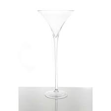 Très en vogue, les vase en verrerie sont aujourd'hui très appréciés pour leur transparence, mettant en valeur le galbe des fleurs. Vase Martini Transparent 70 Cm Passiondecor