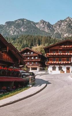 Traditional wooden chalets in Alpbach, buatan AI