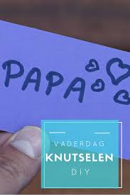 Hij krijgt een ontbijtje op bed, cadeaus en natuurlijk heel veel liefde en knuffels. Vaderdag Knutselen In De Klas Juf Maike