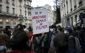 Sourds aux arguments des défenseurs des libertés de la coordination nationale #stoploisecuriteglobale. Securite Globale Le Rappel A La Loi Signifie A Un Journaliste Retire Le Parisien