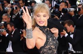 Arielle dombasle et maxime dereymez sont en pleine répétition. Arielle Dombasle Dans Danse Avec Les Stars A La Rentree Puremedias
