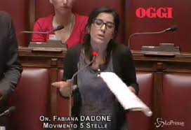 Ministro per la pubblica amministrazione. La Gaffe Dell Onorevole Grillina Attacca Maria Elena Boschi Perche E Al Telefono Ma Si Scopre Che Video
