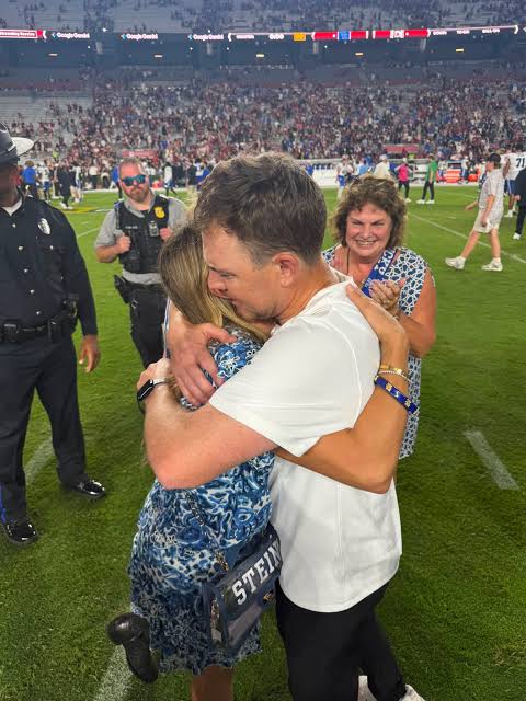Will Stein embraces his wife after the win. 😼