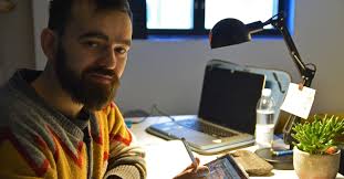 Daniel Stolle katsoo kellarista maailmalle