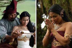 Dua sahabat, tiara jacquelina (kanan) sebagai gusti puteri dan christine hakim (kiri) sebagai bayan. Malaysian Film Puteri Gunung Ledang Will Be Available On Netflix Soon Entertainment Rojak Daily