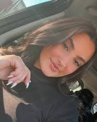 Anna Kash's Instagram, Twitter & Facebook