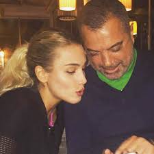 Acar kent villaları ile bilinen iş insanı erdal acar'ın eşi kardelen acar kardelen acar'ın, kızı derin (3) ile bir yaşındaki ikizleri i̇smet ve metin için kendisine tam 9 kişi yardım ediyor. Beykozlu Is Adami Erdal Acar Cesme De Evleniyor