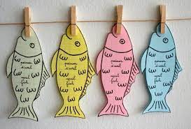 De nos jours, le 1er avril, il est d'usage de se coller un poisson dans le dos ou d'organiser des canulars. Les Meilleures Annonces Bidons Du 1er Avril 2015