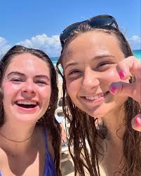 Quick change of scenery👙🏝️->⛰️⚾️