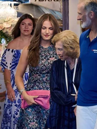 Sus Majestades los Reyes acompáñanos de Sus Altezas Reales la Princesa  Leonor y la Infanta Doña Sofía y S.M la reina Doña Sofía han compartido  este sábado por la noche una cena
