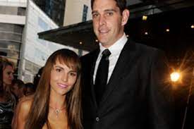 Fremantle ruckman aaron sandilands announces his retirement, with the dockers set to give him a farewell home game against essendon this saturday night. Dockers Ruckman Aaron Sandilands Welcomes Baby Girl