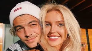 SE: "Victory Klem" Taylor Fritz klemmer kjæresten Morgan Riddle på tribunen  etter hans ettertrykkelige seier over Felix Auger-Aliassime