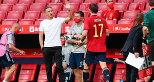 L'espagne, dominatrice stérile en ouverture contre la suède, et la pologne, avec son buteur robert lewandowski sevré de ballons, se retrouvent samedi (21h00) à séville. Dcxyszg Skx27m
