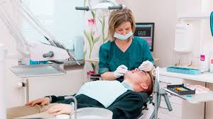 In most cases, numbness can last anywhere between 3 months to a year, with most cases resolving themselves within 6 months. How Long Does It Take The Hole To Close After A Tooth Extraction