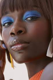 E com as tonalidades e tendências certas é possível conseguir uma make com resultado digno de profissional. 6 Maneiras De Incorporar Cor No Make Para Pele Negra Revista Glamour Maquiagem