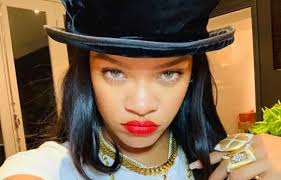 Rihanna snaps a gorgeous instagram selfie of herself without makeup. Rihanna Posted A Selfie With No Makeup On And The Internet Thinks It Means She S Dropping A Skincare Line And It Might Be True