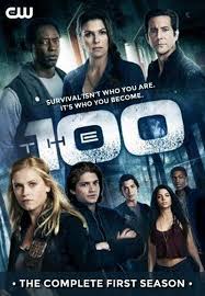 Un petit groupe de cinq, dont clarke, fait un trek terrestre à travers la forêt. Serie Tv The 100 Serie Les 100 Serie Fantastique