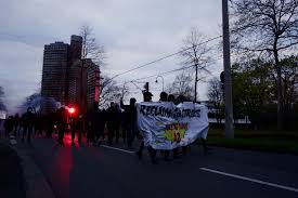 Der begriff ausgangssperre bezeichnet das politisch, militärisch oder polizeilich für eine unbestimmte vielzahl von personen angeordnete verbot, öffentliches gelände wie straßen oder plätze zu betreten (betretungsverbot) beziehungsweise das haus. 9xy79tpzwu3w3m