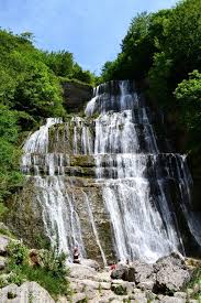 Pour Vous Detendre Et Savourer De Bons Produits Nous Vous Proposons De Naviguer Sur Le Lac De Vouglans Lors D Un Dejeu En 2020 Cascade Herisson Lac Clairvaux Les Lacs