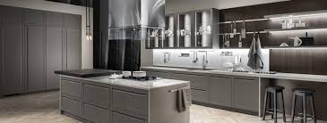 El diseño de la cocina es nuestra elección y aunque la opción más usual suele ser utilizar sillas de cocina, un taburete puede darle un toque bastante diferente a nuestra cocina. Vmve7gs1w18mzm