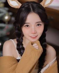 米雪。工程師。斜槓女孩- 這種臭臉... 大概在一種場合最常看到😅 那個場合就是.... 一到五上班的時候🤣🤣🤣