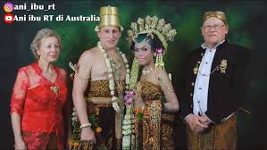 Bella gadis berusia 17 tahun, terpaksa harus menikah dengan majikan tempat ibunya (rosma) bekerja, demi untuk membuat ikatan antara keluarganya dan si. Ani Tkw Asal Blitar Dinikahi Bule Swiss Di Hongkong Jurg Saya Suka Dia Apa Adanya Smol Id