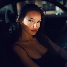 Lara Connelly's Instagram, Twitter & Facebook