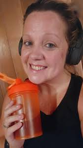 WorkoutSelfie or it didn't happen right? 🤣 2 weeks back at the gym and I  am feeling freaking amazing and strong 💪🏻 again!! 🩷🏋️‍♀️  **Electrolytes, clean energy, and muscle recovery in my cup!! 😋