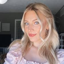 Ashley Holcomb's Instagram, Twitter & Facebook