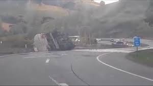 As chuvas que caem intensamente em minas gerais . Motorista Morre Entre As Ferragens Apos Carreta Tombar Na Br 040 Pista Continua Interditada Nos Dois Sentidos Barbacena Online