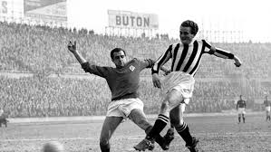 Giampiero boniperti, né le 4 juillet 1928 à barengo, dans la province de novare, au piémont, est un footballeur international et dirigeant sportif italien. 70 Years With Giampiero Boniperti Juventus