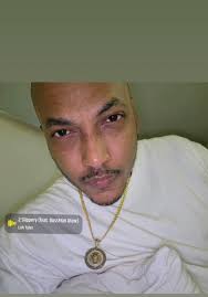 Can someone edit a photo to make a 6'2" person taller?