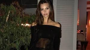 6 311 406 tykkäystä · 11 232 puhuu tästä. Emily Ratajkowski Sie Schreibt Ein Essayband