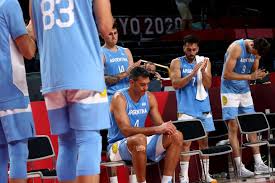 El seleccionado de básquetbol de la argentina, actual subcampeón mundial, perdió este jueves con españa, campeón del mundo, por 81 a 71, en saitama y complicó su pasaje a los cuartos de final de los juegos olímpicos de tokio 2020, en la segunda fecha del grupo c. 0llifiwxbunqfm