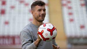 Cristiano ronaldo'nun sosyal paylaşım platformlarındaki toplam takipçi sayısı. Podolski Will Karriere Nicht Beenden Aber Weg Von Antalyaspor Es Fehlt Leider An Kommunikation Eurosport