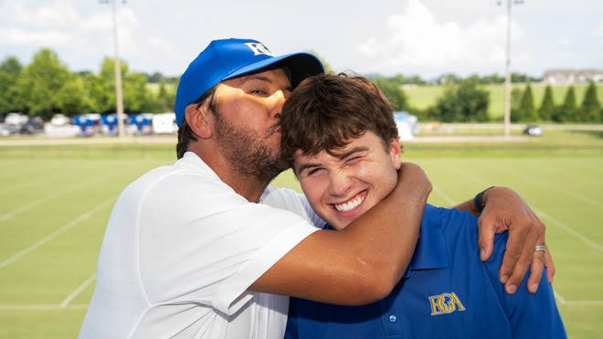 Georgia football offers scholarship to son of country music legend