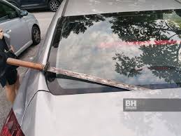 Dr cermin kereta bisnes kad. Polis Buru Lelaki Baling Parang Ke Kereta Peguam